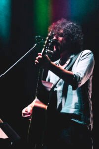 Ermal meta con la chitarra